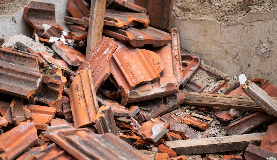 Qué hacer si se te caen tejas con viento
